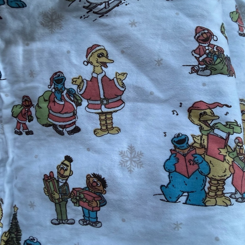 Sesame Street Holiday Characters crib/toddler fitted sheet and pillow case (2)